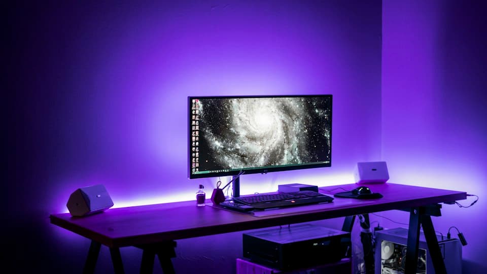 Großer Bildschirm mit detailreichem Weltraumbild in violettem Raumlicht