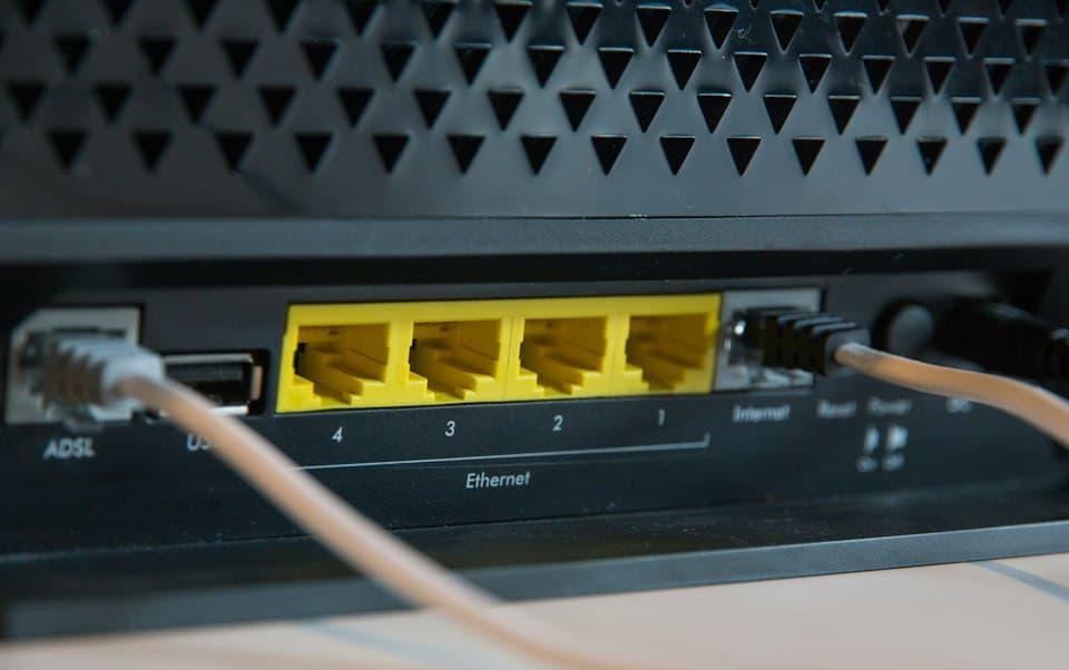 Rückseite eines Routers mit LAN-Anschlüssen und Netzwerkkabel
