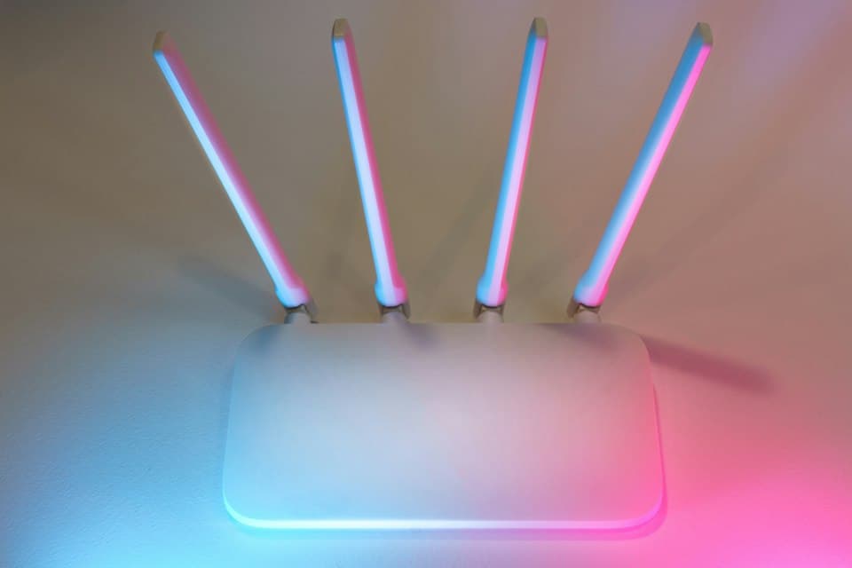 WLAN-Router mit Antennen in violettem und blauem Licht