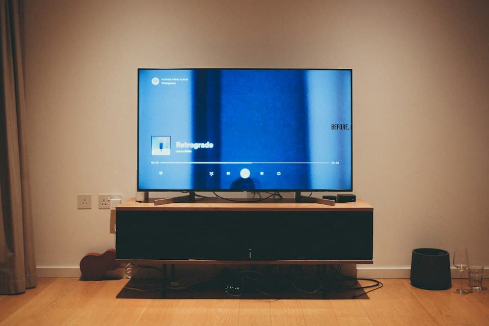 Flachbildfernseher auf einem TV-Möbel im Wohnzimmer